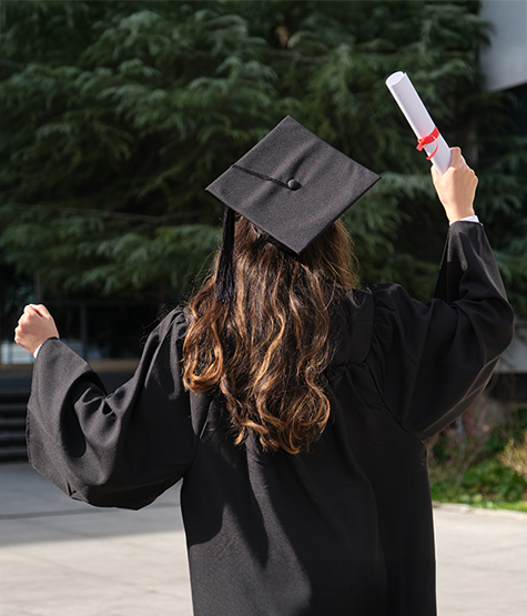 ¡Birrete y Peloestima ON! Tu look de graduación con Batiste.