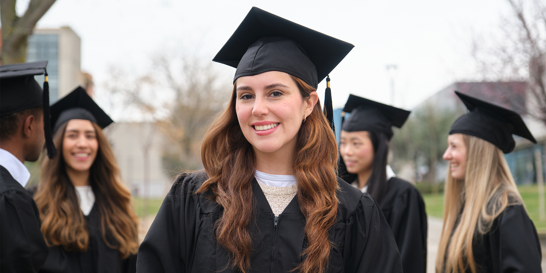 ¡Birrete y Peloestima ON! Tu look de graduación con Batiste.